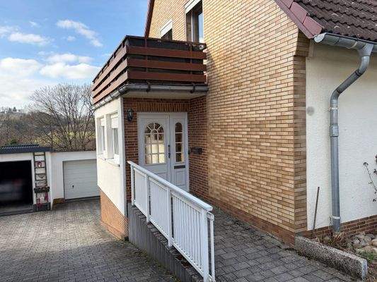 Eingangsbereich mit Zufahrt zur Garage