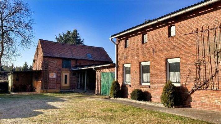 Anbau und Nebengebäude