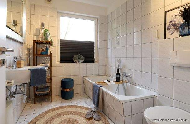 Wannen- und Duschbad mit Tageslicht