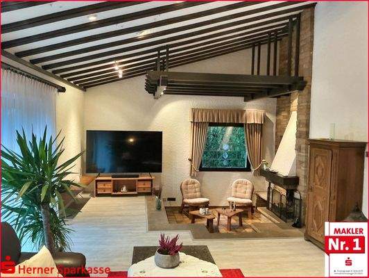 Wohnbereich mit Kamin EG