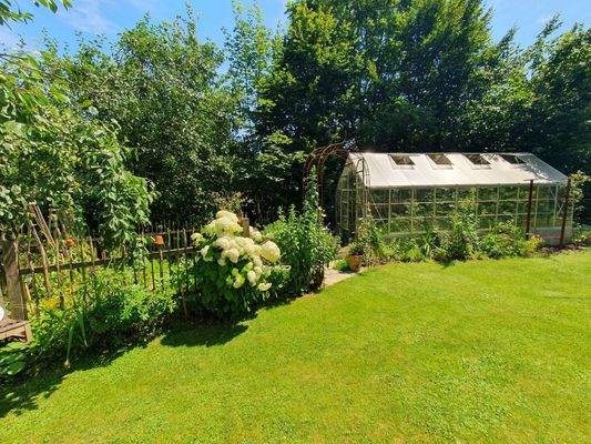27. Gewächshaus mit Gemüsegarten.JPG