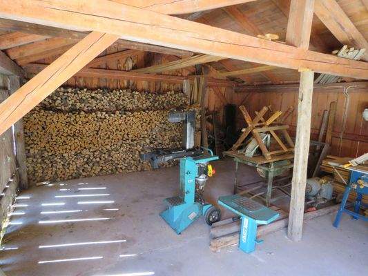 Holzlager oberhalb Garagen  