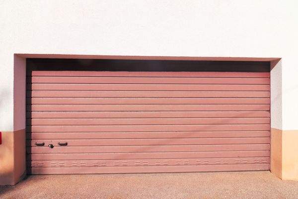 Große Garage direkt neben dem Haus