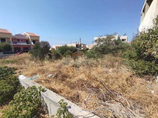 Grundstück mit großer Bebauung in Strandnähe auf Kreta zum Verkauf