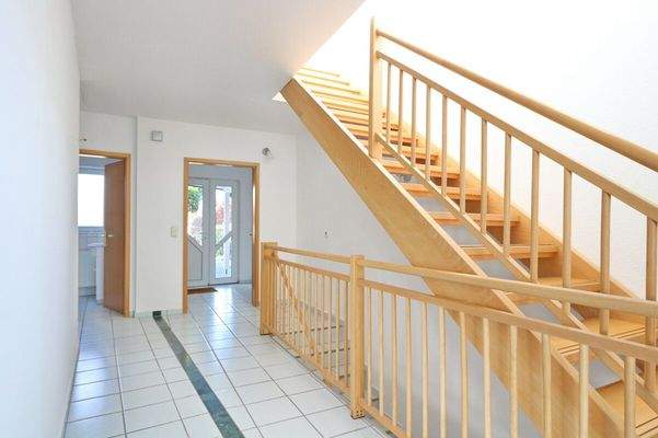 Flur und Treppe ins Obergeschoss