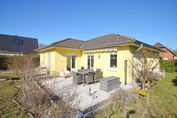 Hausansicht mit Terrasse