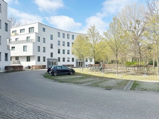 Zufahrt zum Gebäude