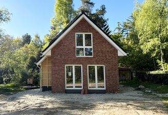 Hausansicht mit Terrassenbereich