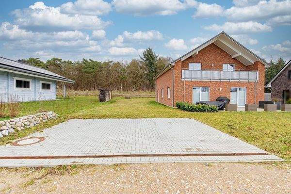 Stellplätze vor dem Haus