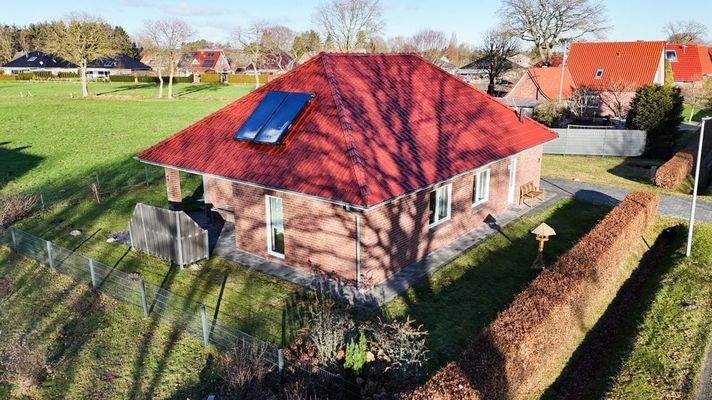 Blick zum Haus, eingebettet in grüner Landschaft (