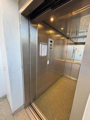 Moderner Aufzug Innenansicht