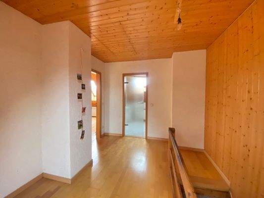 geräumiger Flur im Dachgeshgoss