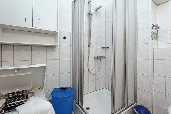 Badezimmer mit Waschmaschine