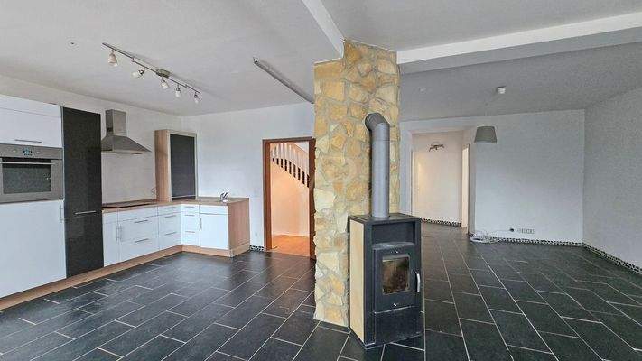 Küche, Wohn- und Esszimmer mit Holzofen