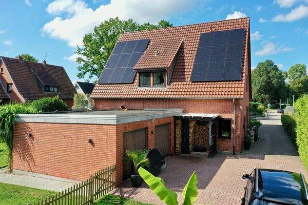 Hausansicht hinten mit Doppelgarage