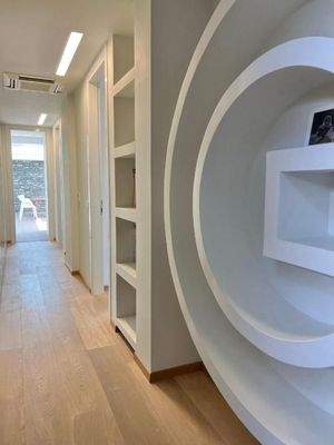 Einzigartige Villa am Meer mit Innenpool, Gärten und Gästehaus