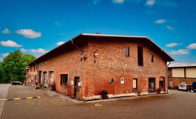 103_Halle 1 Giebel Parkplatzseite.jpg