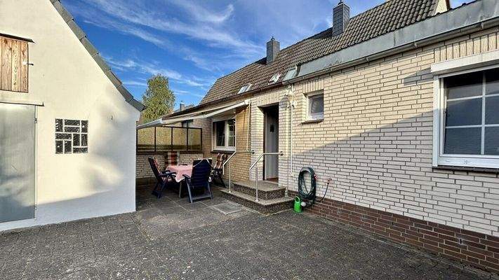 Hinterer Ausgang mit Terrasse