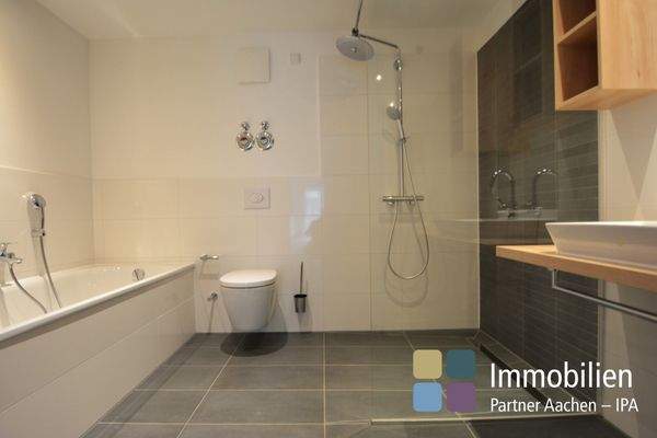 Masterbad mit Wanne und Dusche