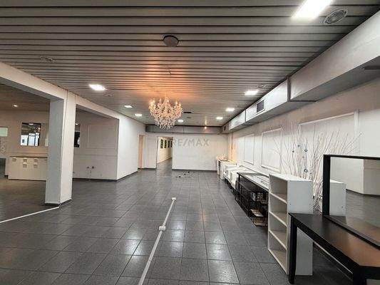 Verkaufs-/ Dienstleistungsfläche