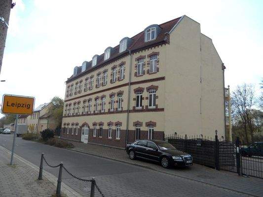 Frontseite mit el. Tor