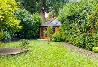 Gartenansicht mit Gartenhaus