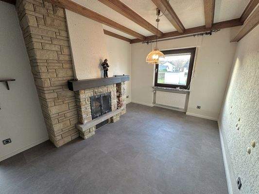 Großzügige Wohndiele mit Kamin EG