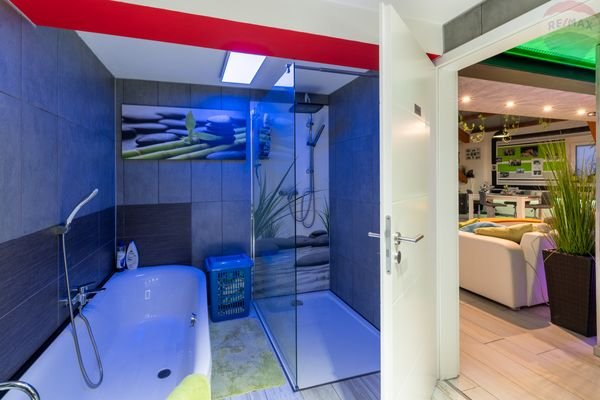Bad mit Badewanne und Dusche