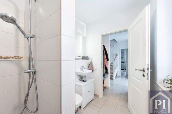 Blick vom Gäste-Bad in den Eingansberreich