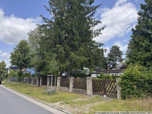 Wohngebietsstraße - rechts befindet sich das Grundstück
