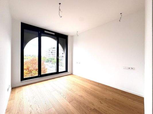 Helles Zimmer mit Erkerfenster