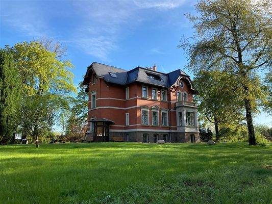 Gartenansicht im Sommer