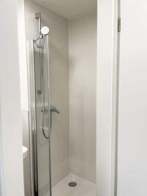 Duschkabine im Bad.jpg