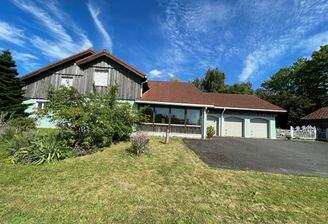 Hausansicht von der Zufahrt aus