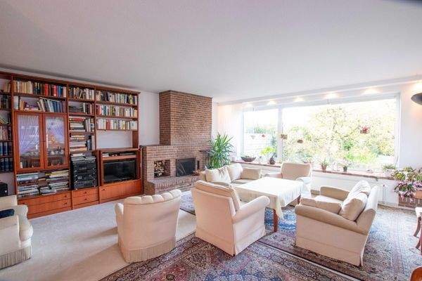 Das helle sowie sehr großzügige Raumkonzept des Wohnzimmers mit angrenzendem Essbereich mit Blick in den Garten...