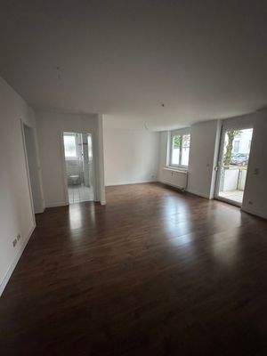 Leeres Wohnzimmer mit Fenster