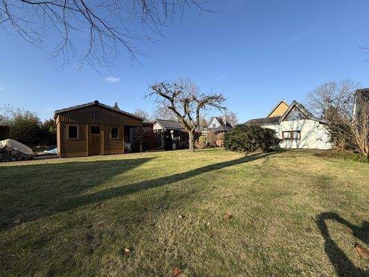 Blick zum Gartenhaus