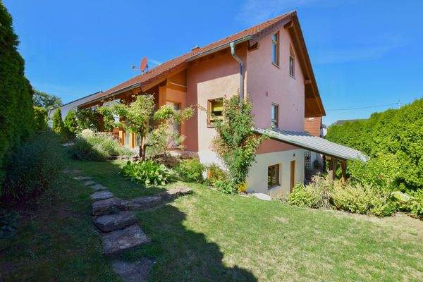 Hausansicht / privater Garten