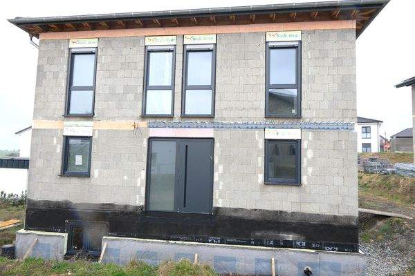 Hauseingangs-/Straßenseite