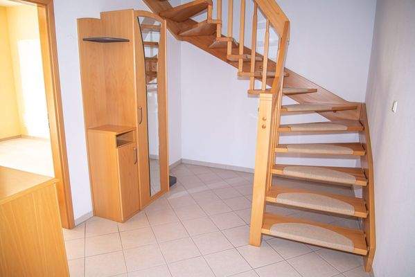 Wohnungsflur im EG mit Treppe - Whg. 2