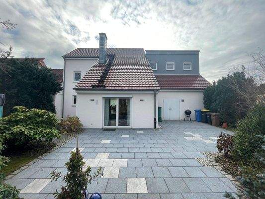 Außenansicht zum Garten mit Terrasse