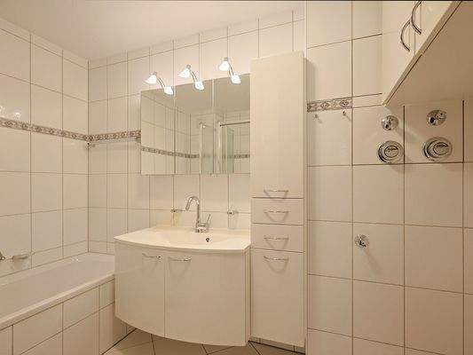 Helles Bad mit Dusche und Badewanne