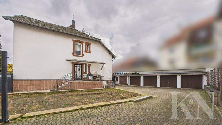 Seitenansicht / Hof + Garagen