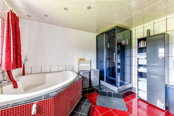 die Dusche im Masterbad