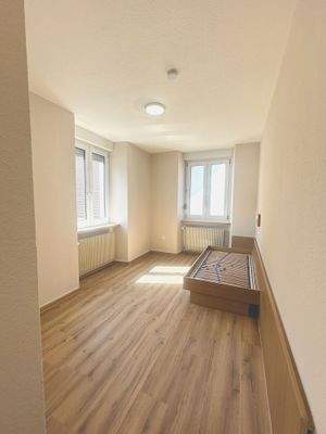 Raum-mit-Bett-zwei-Fenster