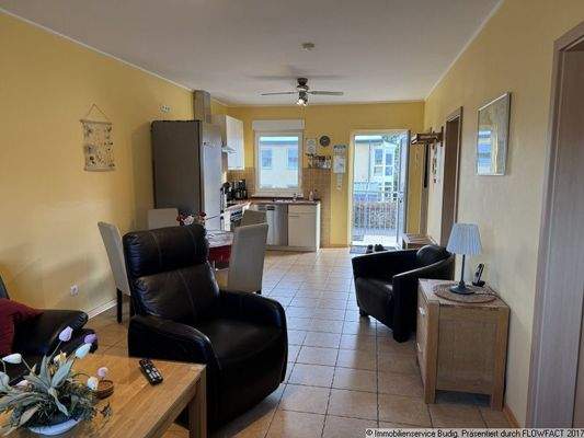 Blick vom Wohnbereich zum Ess-und Küchenbereich