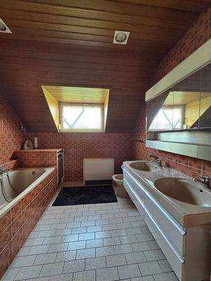 Das Bad im DG mit Badewanne/Dusche und WC