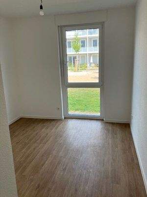 Zimmer mit weißen Wänden, brauner Vinyl-Designboden in Holzoptik