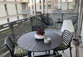 Balkon mit hellgrauer Brüstung, Blick in den Innenhof