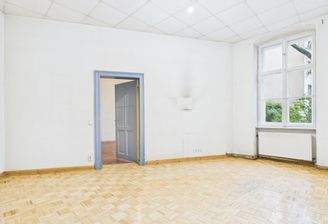 Wohnzimmer/ Blick ins Schlafzimmer